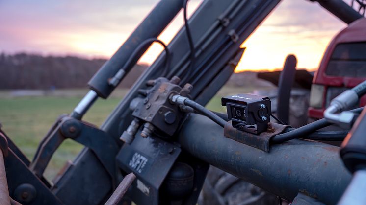 Backkamera för traktor, lastbil eller husbil – Olsson Parts tips för ökad säkerhet, bättre sikt och enklare manövrering.