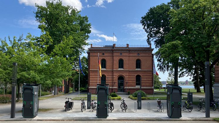 DC-Ladesäulen vor dem Landtagsgebäude