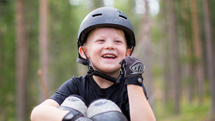 En lekfull cykeldag väntar familjen den 18 maj i Järvsös skogar.