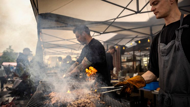 Den Lilla Krogen i full aktivitet vid Matfestivalen 2023. De är en av de lokala krögarna som bokat plats till Matfestivalen 2024. Foto: Tobias Andersson/upplevskovde.se