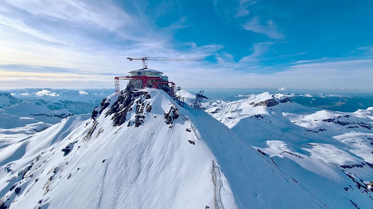 The high alpine construction site as part of the cableway project currently characterises the Schilthorn summit