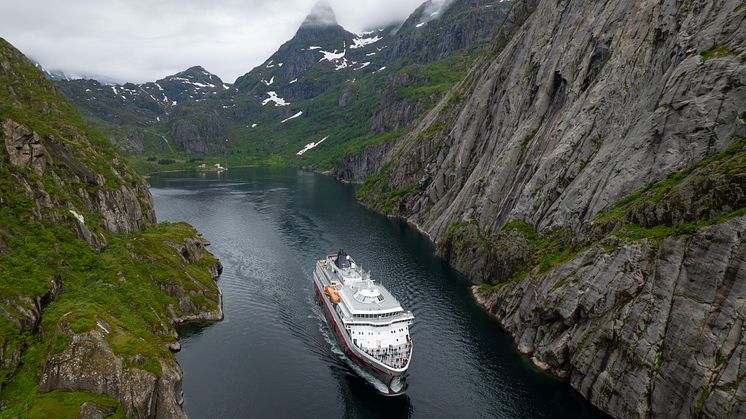 2024.06.13 - Otto Sverdrup, Trollfjorden, drone - 01 - Espen Mills - Hurtigruten.jpg