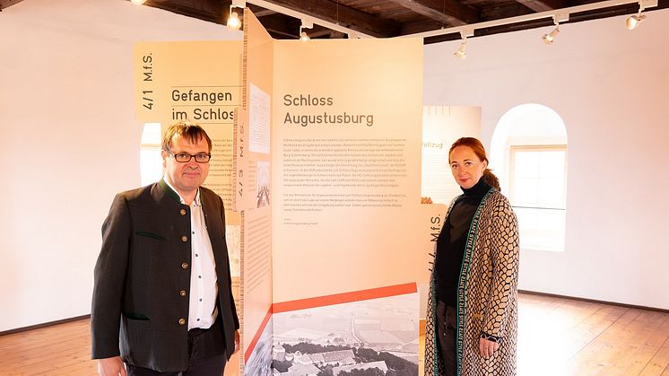 Dr. Matthias Donath, Vorsitzender des Freundeskreises Schlösserland Sachsen und Kurator der Ausstellung, gemeinsam mit Patrizia Meyn, Geschäftsführerin der ASL Schlossbetriebe gGmbH, in der neuen Sonderausstellung "Geheime Verschlusssache"