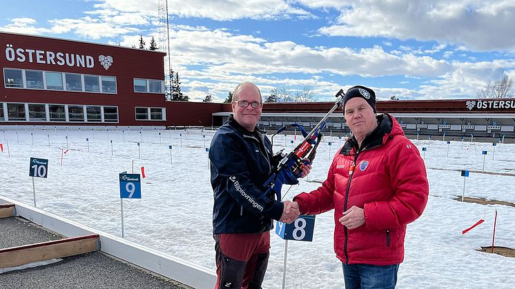 Bilprovningen fortsatt sponsor av Tullus. Här syns stationschef Mikael Gustavsson med ordförande Jan Forsgren. Foto: Bilprovningen 