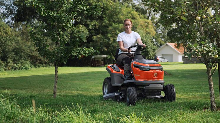 Husqvarna lanserar sina första batteridrivna trädgårdstraktorer  