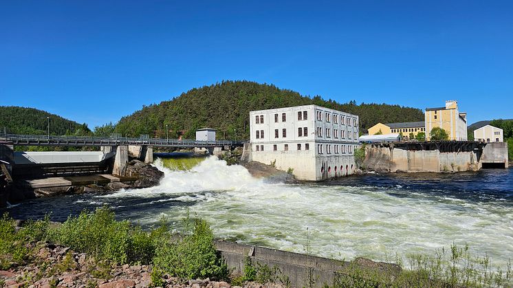 Skotfoss dam og den gamle papirfabrikken.jpg