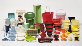 Några av årets julklappar till Nationalmuseum: plastkanna, unisex-hink och Hedvig Eleonoras skrivbord