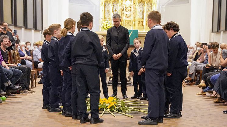 13 neue Thomaner gedenken am Samstag mit Sonnenblumen am Bach-Grab in der Thomaskirche - Foto: Emanuel Scobel 