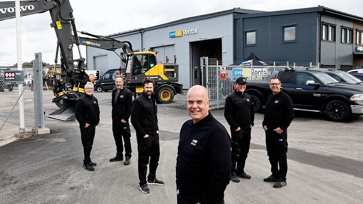 Vd Michael Herbertsson framför teamet på Swecon Rental under invigningen av anläggningen i Karlstad.