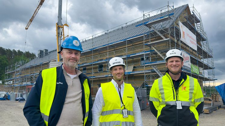 Roger Ekeroos, barn och utbildningsnämndens ordförande, Tobias Lagerwall, projektchef Hemsö och Simon Hagman, projektchef K21 Entreprenad är glada för att Forshälla-Strands förskola växer fram och nu har tätt hus.