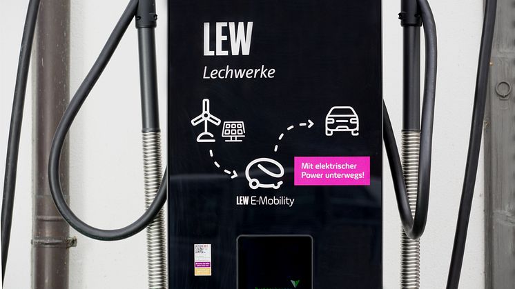 Die Lechwerke haben die DC-Ladestation am Kinopalast Kaufering modernisiert und zwei weitere Wechselstrom(AC)-Ladepunkte installiert. Das Foto zeigt beispielhaft eine 50kW DC-Wallbox. 