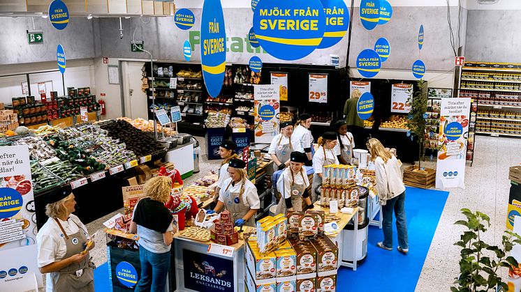 Smaka på Från Sverige hålls i åtta butiker i Stockholm, Uppsala, Norrtälje och Västerås där tolv livsmedelsföretag bjuder på smakprover av Från Sverige-märkta varor. Bild från premiärdagen på Coop Västberga den 18/9.