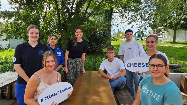 Für sechs junge Menschen aus der Region begann am 2. September ein neues Kapitel: Sie starteten eine spannende Ausbildung in der oberbayrischen Traditionskäserei Alpenhain.