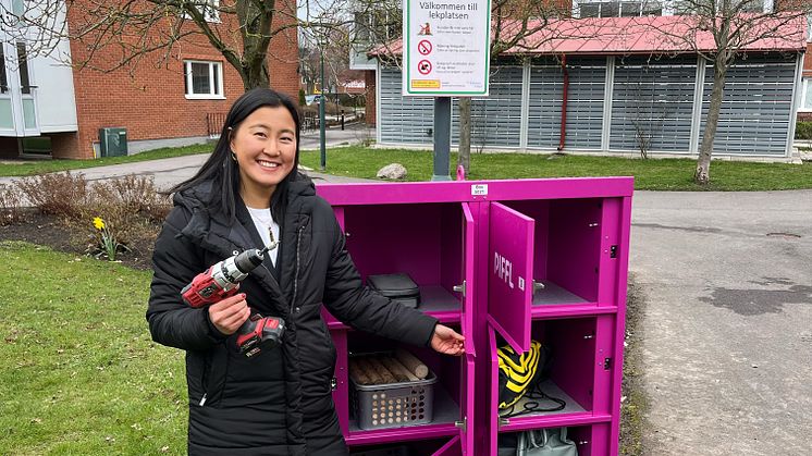 Piffls Ellie Wan vid installationen av aktivitetsboxen vid Brf Kloster Fälad i Lund.