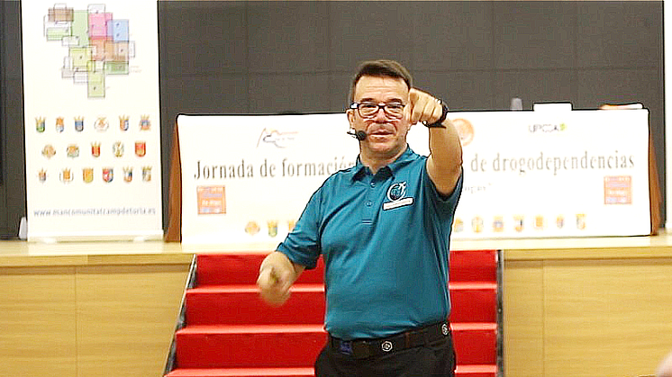 Utöver presentationer för ungdomar med Sanningen om droger-materialet utbildar Alfredo också lärare, brottsbekämpande myndigheter och samhällsledare så att de också kan nå ut med kampanjen.  