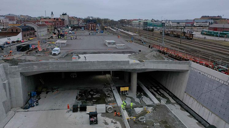 Strax norr om den befintliga stationen går det nya tunneltråget in i betongtunnel, där det nya stationshuset ska byggas. Bild: Implenia