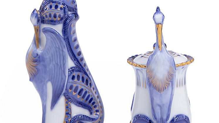Pietro Krohn- ”Hejrestellet” sennepskrukke og strøbøsse af porcelæn, dekoreret i blåt og guld, modellerede med hejre. Bing & Grøndahl. H. 12 and 14 cm. .jpg