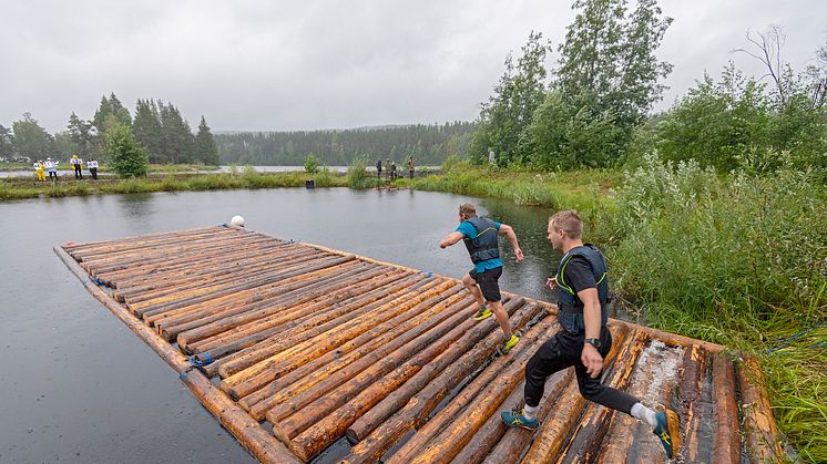 BOMSPRINGING: Løping på tømmerstokker er en selvskreven, men svært krevende VM-øvelse. Ivar Busterud Bjørnstad sikret vinnerlaget et forsprang allerede under denne øvelsen, selv om også motstander Martin Storberget imponerte publikum med springingen.