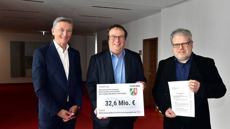 Im Bild sind DSW21-Finanzvorstand Jörg Jacoby, NRW-Verkehrsminister Oliver Krischer und Oliver Runge, Fachgruppenleiter Investitionsförderung Westfalen/SPNV beim VRR (v.l.) zu sehen.