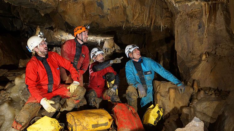 Gruppenbild mit Sensationsfund in der Riesenberg-Höhle.jpg