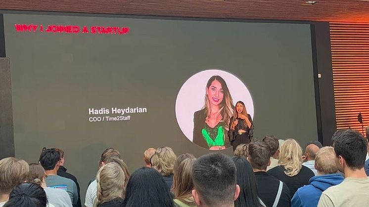 Hadis Heydarian, COO i Time2Staff fremfører på arrangement hos Startuplab i Bergen.