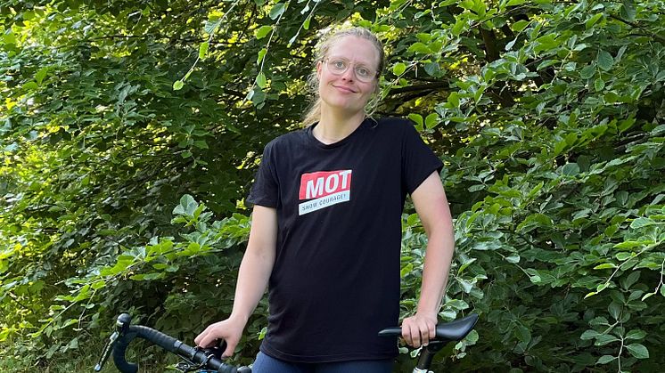 Emma Lund er stolt af at være ambassadør for trivselsorganisationen MOT-Danmark, som arbejder for at give alle unge mere mod på livet, skabe stærke fællesskaber og forebygge mistrivsel. 