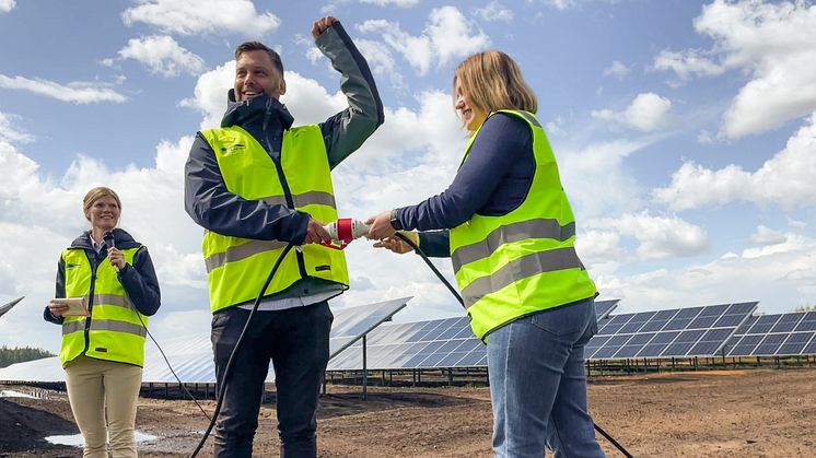 Fornybarkonsernet Aneo og utviklerselskapet Sunna Group arrangerte offisiell åpning av solparken Henja i Gislaved for publikum 11. juni. Fra venstre: Linnéa Johansson og Marcus Qviberg fra Sunna Group og Idunn Finnanger fra Aneo. Foto: Cutback Studio