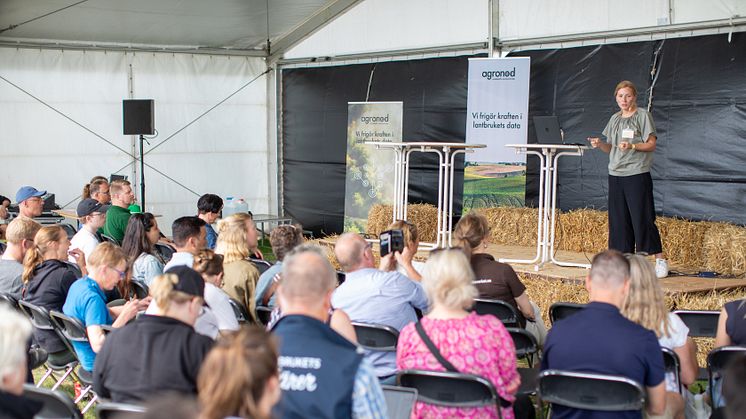 Agronods vd Emilia Liljeström på scen under förra årets mässa. Foto: Borgeby fältdagar