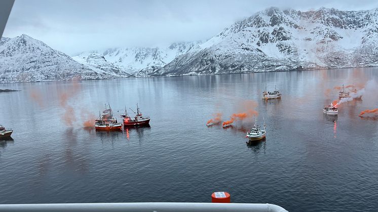 Kystfiskernes blokade i Øksfjord sett fra brovingen på Havila Castor. (Foto: Havila Kystruten)