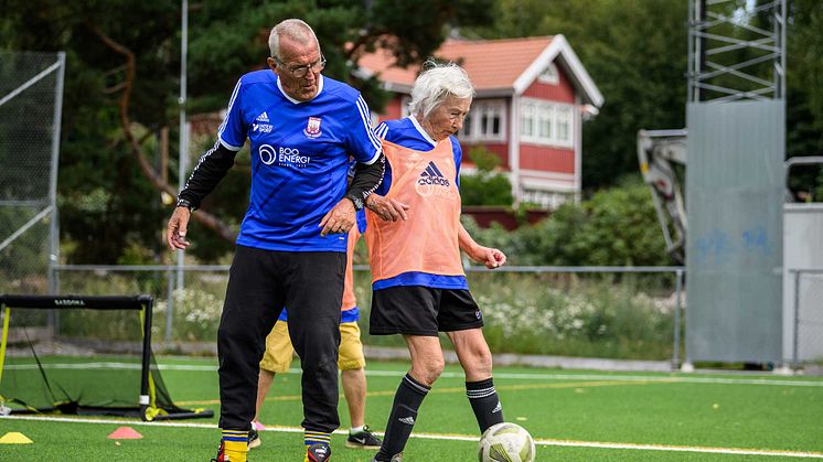 Gåfotbollsspelare in action.