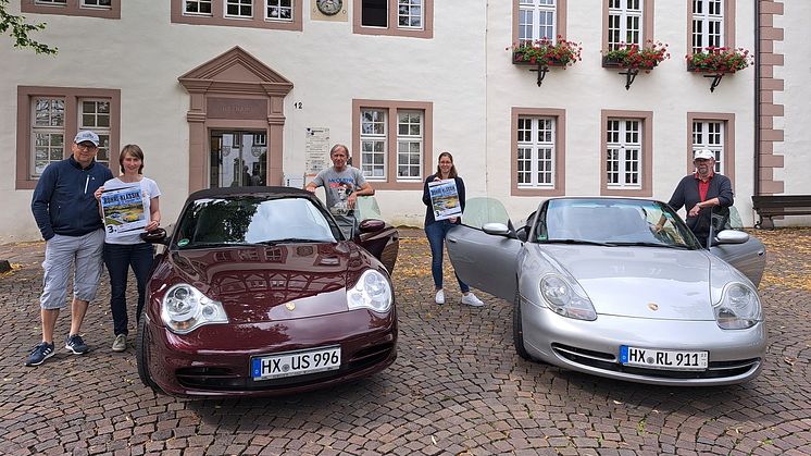 Von links nach rechts: Peter Göbel (Agentur Plusrallye), Julia Knipping (Tourist Information), Michael Schwalm mit seinem Porsche-Oldtimer, Verena Hoppe (Beverungen Marketing e.V.), Rainer Löffler mit seinem Porsche-Oldtimer