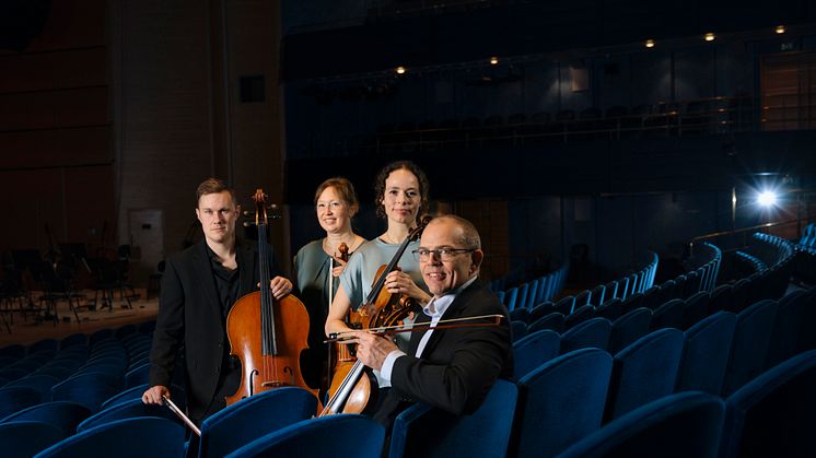 Pelle Hansen, Karin Svanberg Ancker, Victoria Lidnström och Mikael Wenhov spelar stråkkvartetter.