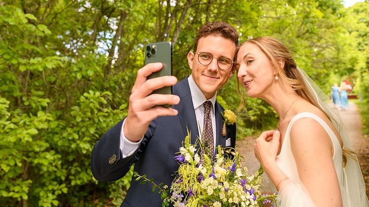 omslagsbild-brudpar-tar-en-selfie.jpg