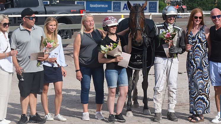 En riktig skräll levererade Robert Bergh bakom sitt nyförvärv I.D.Got A Colt som segrade i Ina Scots Ära och tjänade hela 300.000 kr till sin nya ägare. Foto: Magnus Strömsten.