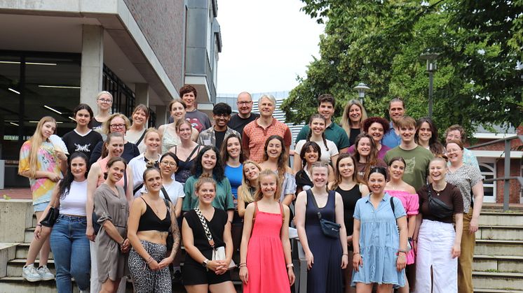 Die teilnehmenden Studierenden mit den Lehrenden Hanna Turunen (dritte Reihe, ganz rechts), Deb Woodman (vierte Reihe, ganz rechts) Magnus Frampton (fünfte Reihe, 4.v.r.) sowie Svenja Wetzenstein und Traugott Haas (letzte Reihe, mitte).