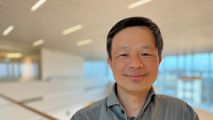 Zhibin Zhang, docent vid institutionen för elektroteknik vid Uppsala universitet. Fotograf: Märta Gross Hulth