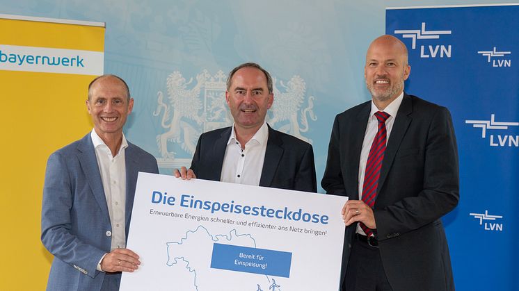 Bayernwerk-Vorstandsvorsitzender Dr. Egon Leo Westphal (rechts) und LEW-Vorstand Christian Barr (links) stellen mit dem bayerischen Wirtschaftsminister Hubert Aiwanger das Konzept der Einspeisesteckdose vor.