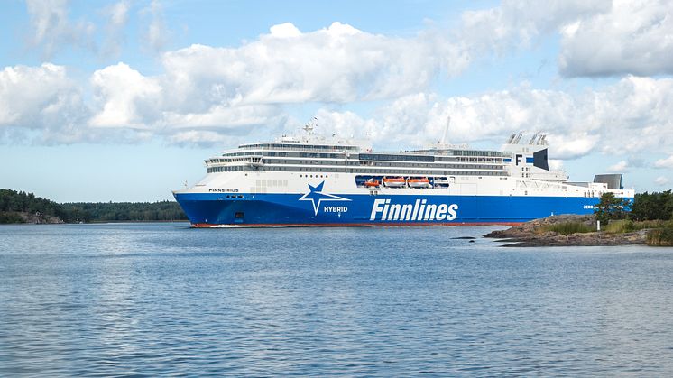 Passagerare kan beundra skärgården från utomhusdäcket och genom stora panoramafönster. Photo: Finnlines Plc. 