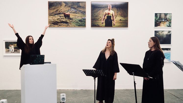 Kristine Marie Aasvangs performance «Glaumr» – et verk som består av samtidsmusikk, fremført live av musikere under Høstutstillingen 2023. Foto: Jannik Abel.