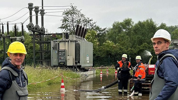 Bayernwerk-Vorstandschef Egon Leo Westphal (l.) und Bayernwerk-Netz-Geschäftsführer Joachim Kabs machen sich am Montag ein Bild von der Situation im überfluteten Umspannwerk in Reichertshofen.