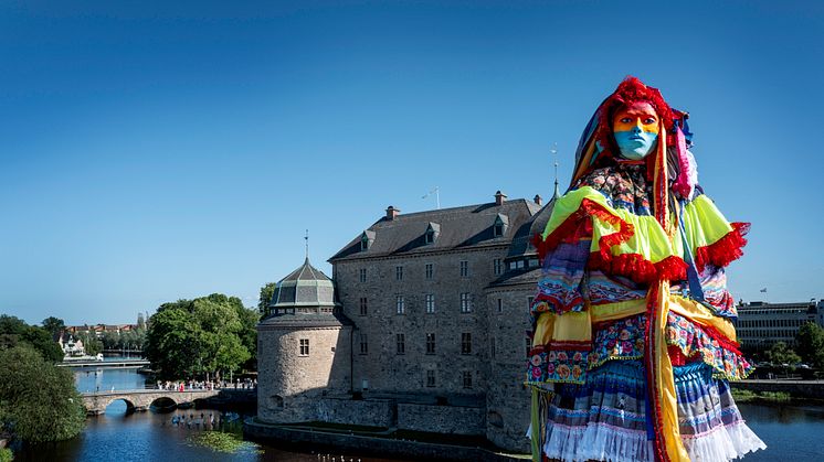 Detalj ur konstverket El Rey gick Ovan el Rainbow blev en vacker Rosa, festmåltid på Ekekas Mantel av Valeria Montti Colque. Foto: Sofie Isaksson