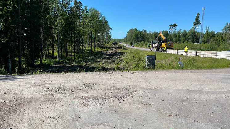 Förberedande arbeten för att göra plats för cykelvägen. Skogen har tagits ner och skyddsbarriär sätts ut på Skoghallsvägen. Bilden är tagen i riktning mot Skoghall.