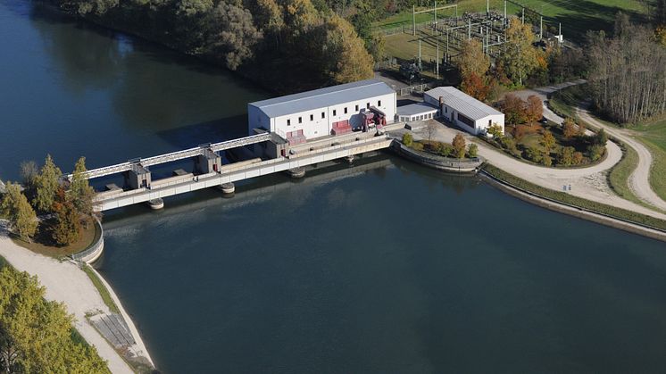 Das Kraftwerk Feldheim erzeugt im Verbund mit den vier Lechkraftwerken Ellgau, Oberpeiching und Rain jährlich 220 Millionen Kilowattstunden Strom aus erneuerbarer Energie für mehr als 80.000 Haushalte (Bild: LEW, Fotograf: Ulrich Wagner).