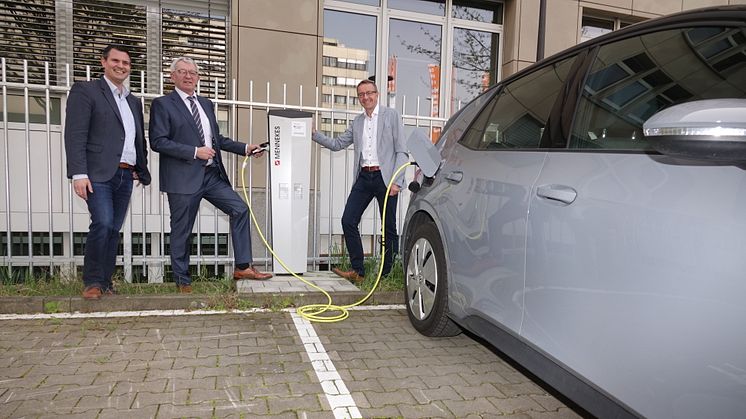 Landrat Johann Kalb, Thomas Oppelt von der Bayernwerk Regio Energie und Steffen Nickel von den Regionalwerken Bamberg nehmen die neuen 22-KW-Ladesäulen in Betrieb.