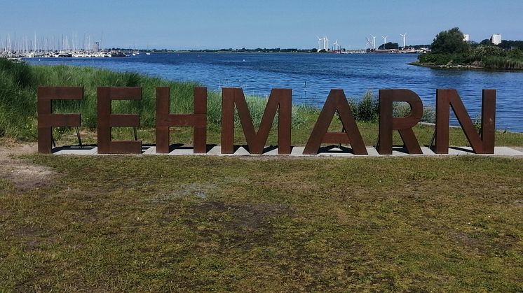 Der neue Fehmarn-Schriftzug am Ortseingang Burgtiefe vor dem Burger Binnensee © Tourismus-Service Fehmarn