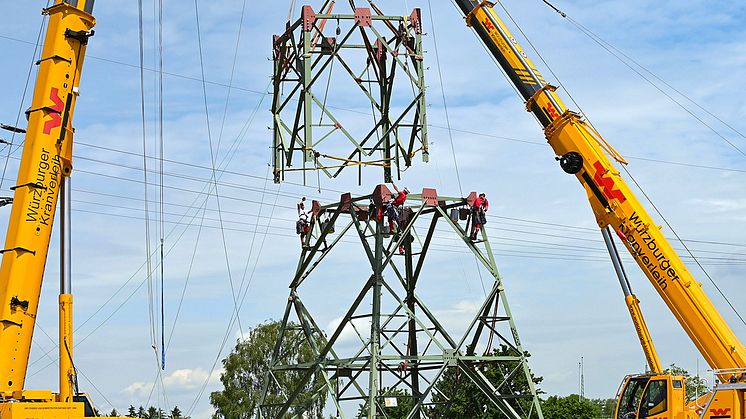 Bei der Ertüchtigung von Hochspannungsleitungen ersetzt die Bayernwerk Netz einzelne Mastabschnitte. Auf einer Leitung im Landkreis Kronach haben die Arbeiten (Symbolbild) nun begonnen.