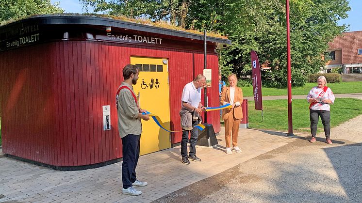 Den vänliga toaletten invigdes i slutet av augusti. Den finns på Husensjö i närheten av Minnenas och kunskapens trädgård, som också den är en del i stadens arbete med trivsamma och anpassade miljöer för personer med kognitiva sjukdomar. 