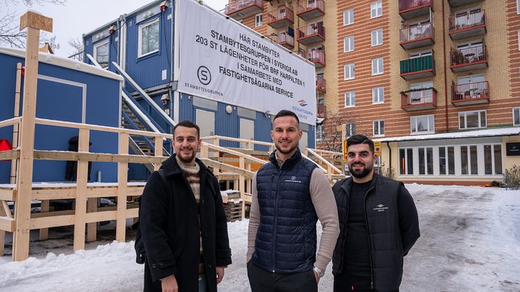  Ertugrul Orhan, projektchef på Stambytesgruppen flankeras av Siho Yildirim och Burak Atabas, båda projektledare på Fastighetsägarna Service Stockholm. De har ett nära samarbete vid stambytet på södermalm i Stockholm. Bild: Lars-Olof Tandberg