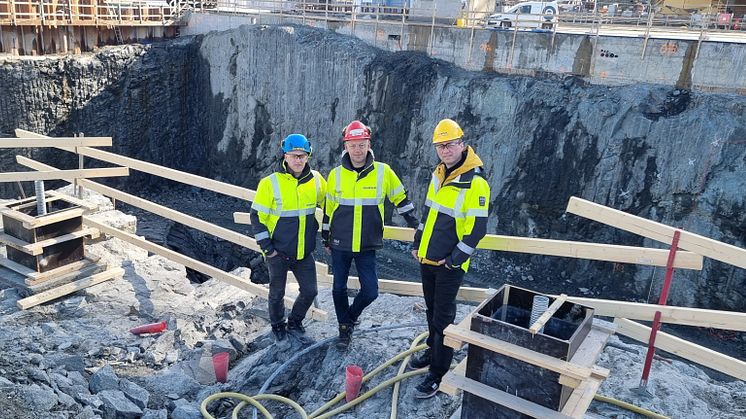Harry Marius  Sund, Christian Becker og Jim Tore Kristiansen fra Novaform på plass der den nye tørrdokken bygges.