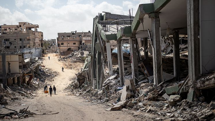 CH11031413_Children walk down the destroyed streets of Khan Younis, the Gaza Strip.jpg